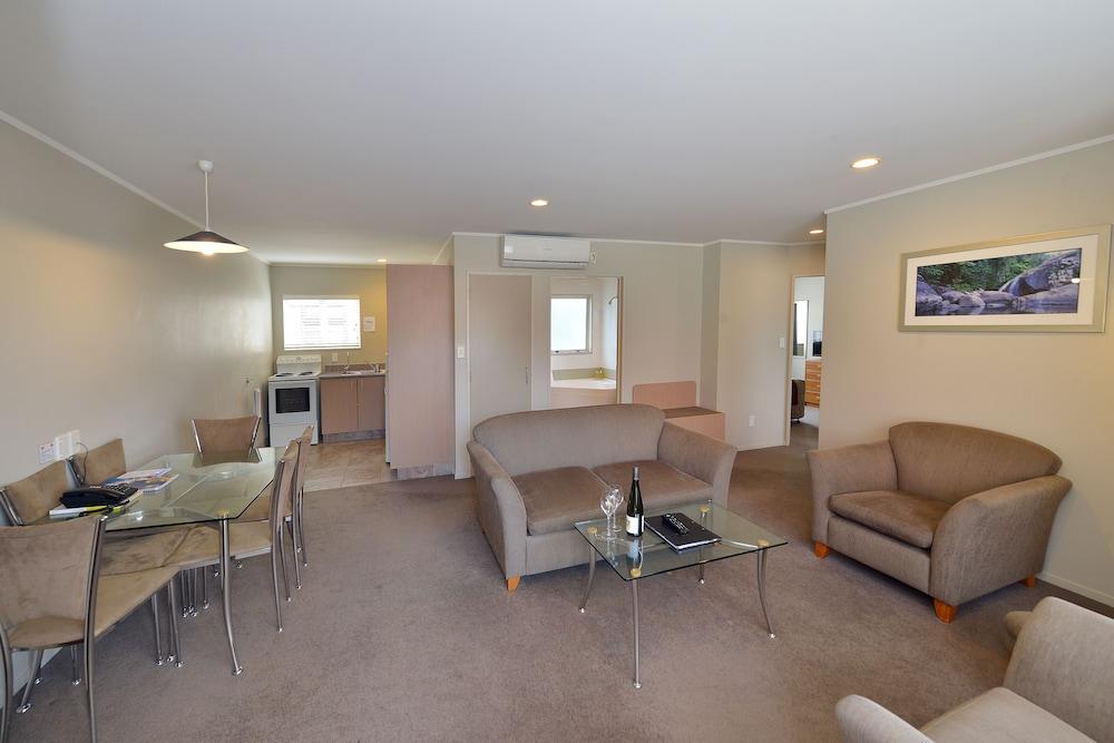 Brougham Heights Motel