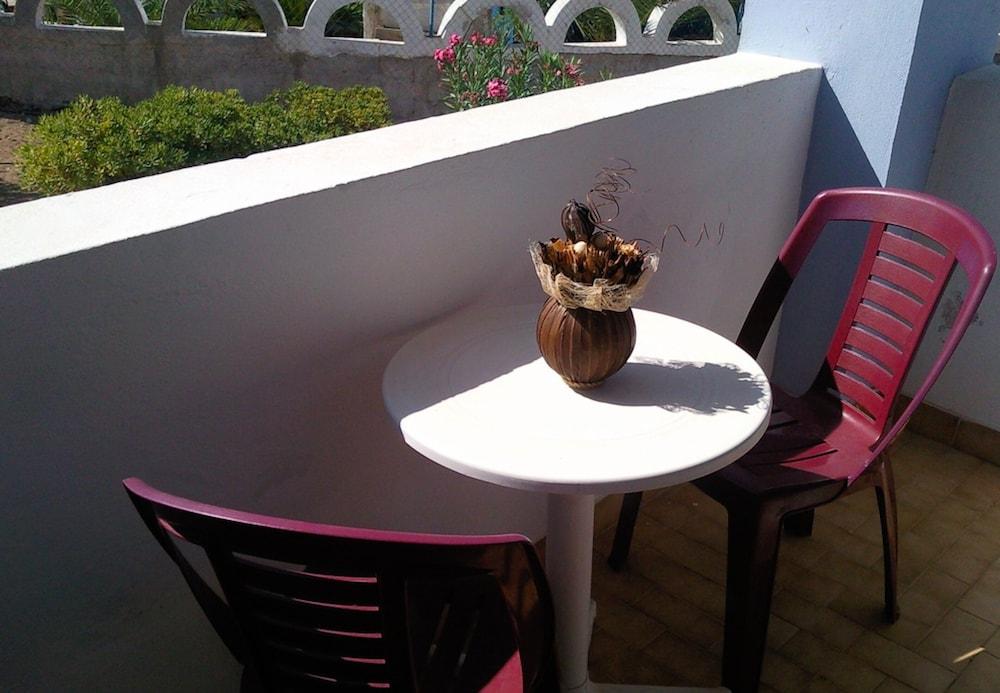 Room in Studio - Rock Garden Apartments - 2 Steps From the Beach