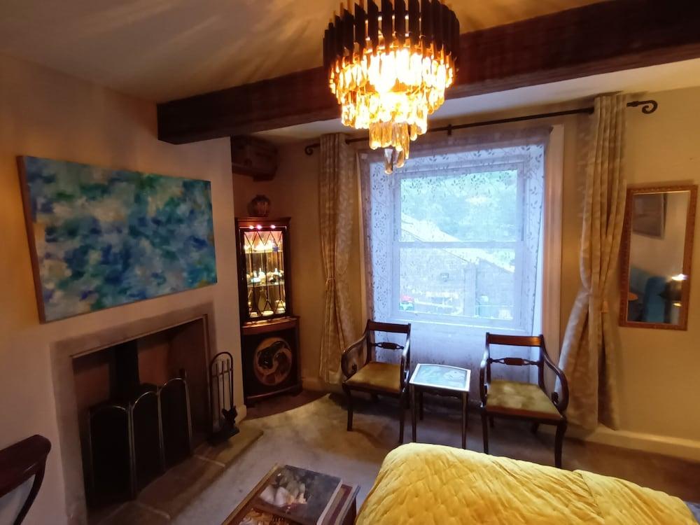 Hebden Bridge - House - Sleeps 8 - Pet Friendly