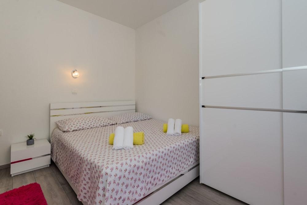 Spacious apt With Lodge Just 40m From the Beach