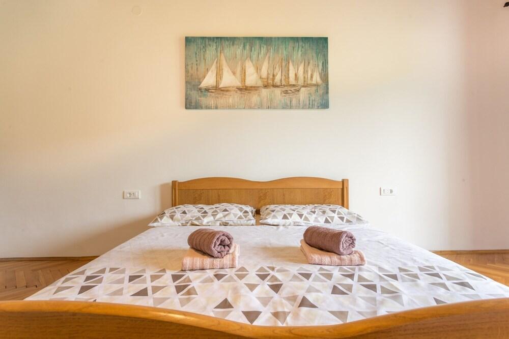 Large 150 m2 apt With Pool and 500 m2 Garden