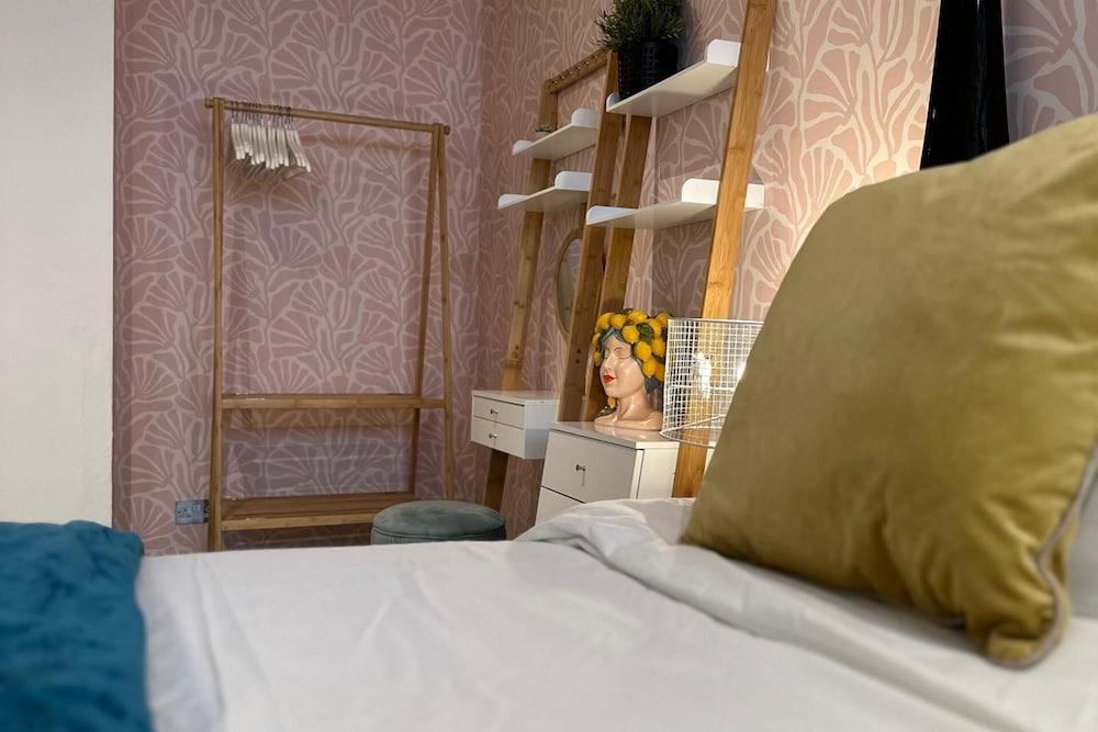 Family Seaside Cottage, 2 Mins to Seafront