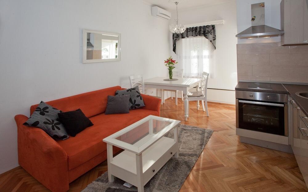 Modern apt With Large Garden & Parking in Center