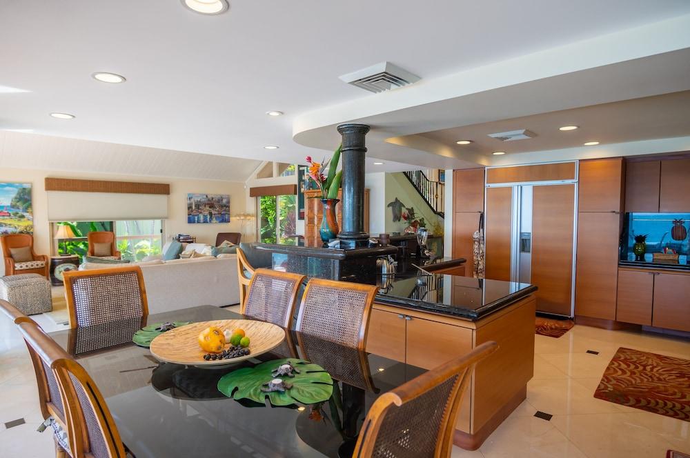 Turtle Cove 3 Bedroom Home by RedAwning