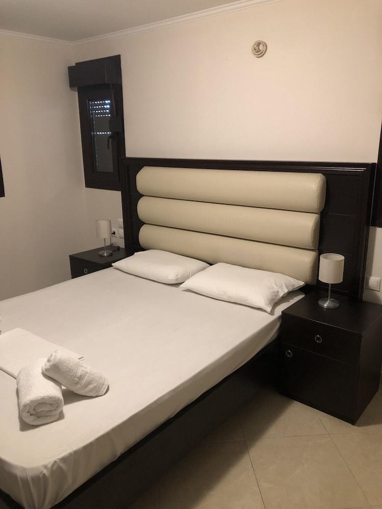 Charming 2-bed House in Kallithea