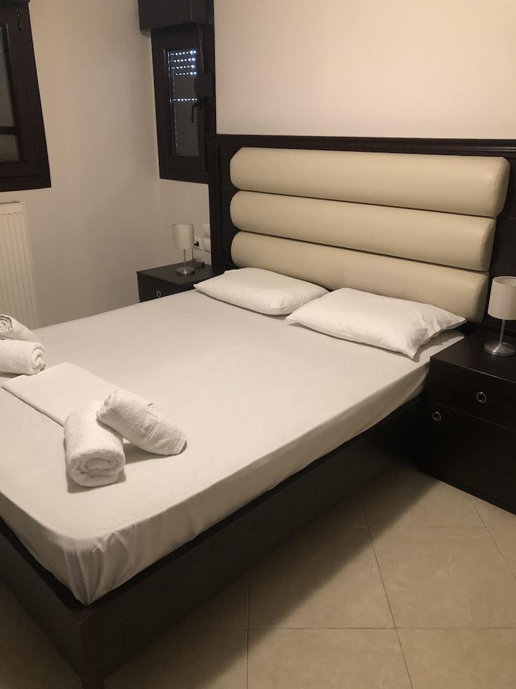 Charming 2-bed House in Kallithea