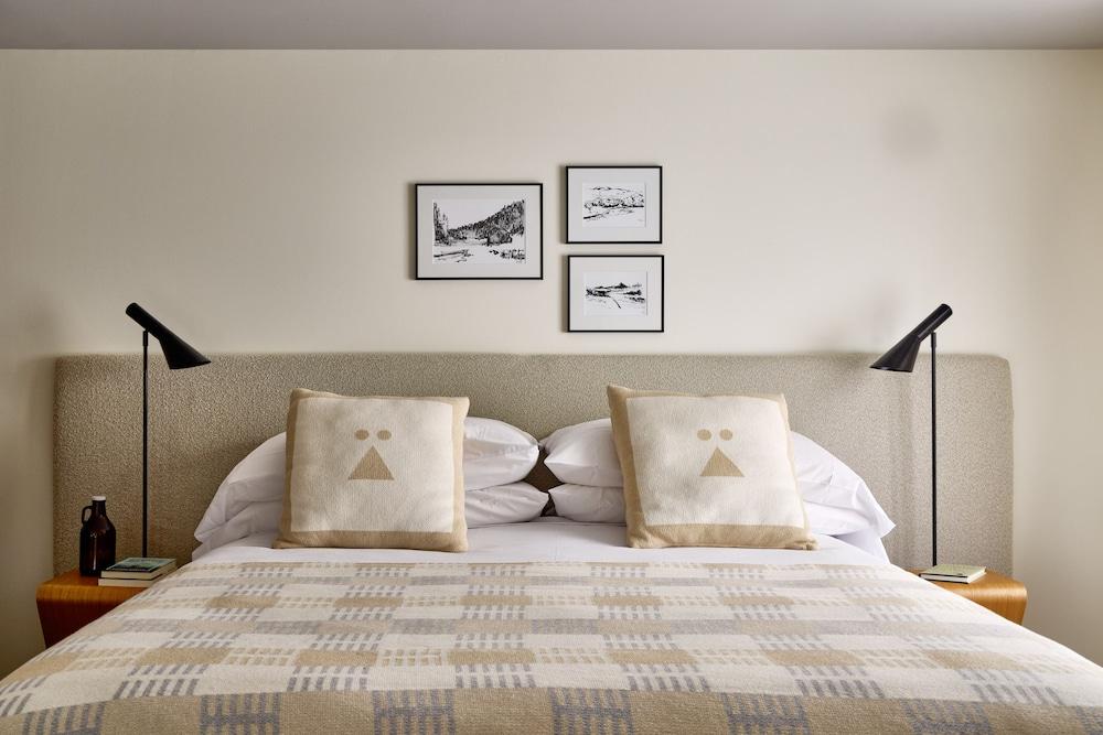 Tälta Lodge, A Bluebird by Lark