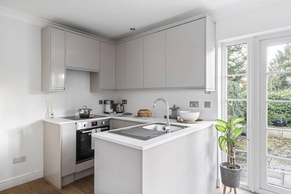 Pet Friendly With Enclosed Leafy Outdoor Space