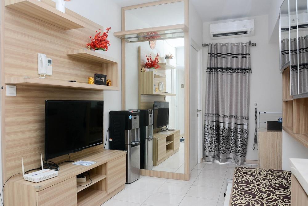 Modern 2BR Apartment @ Springlake Summarecon