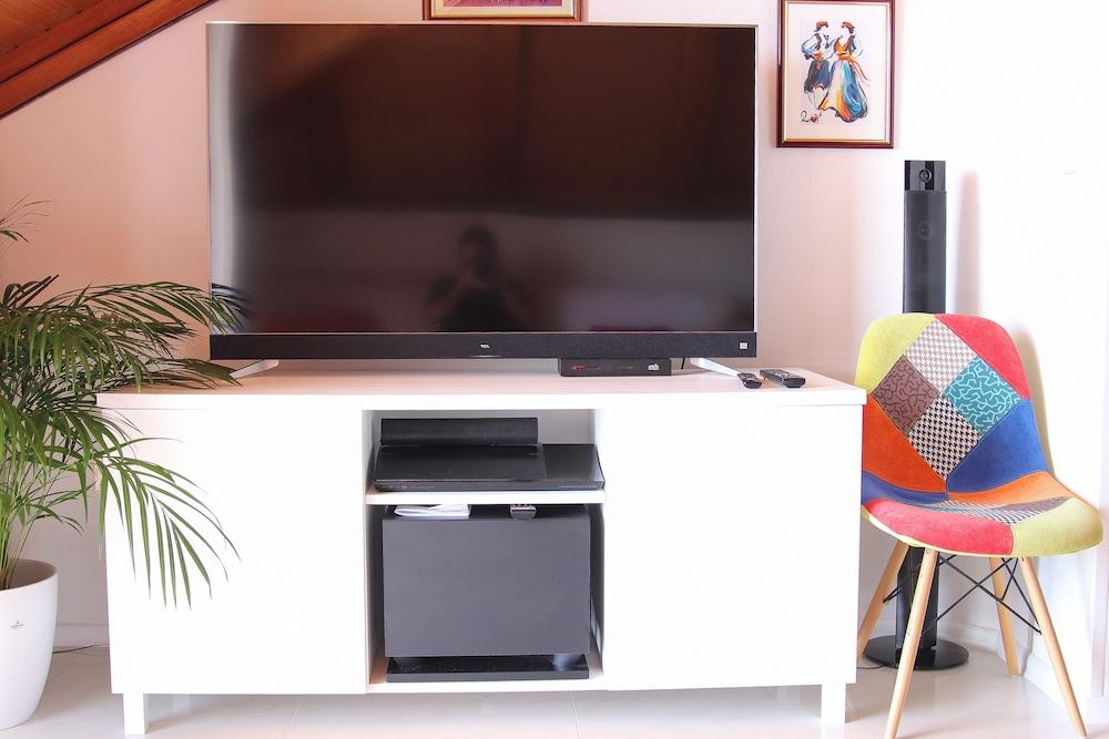 2-bed Apt, Sleeps 4 With Sea View, 10 min to Beach