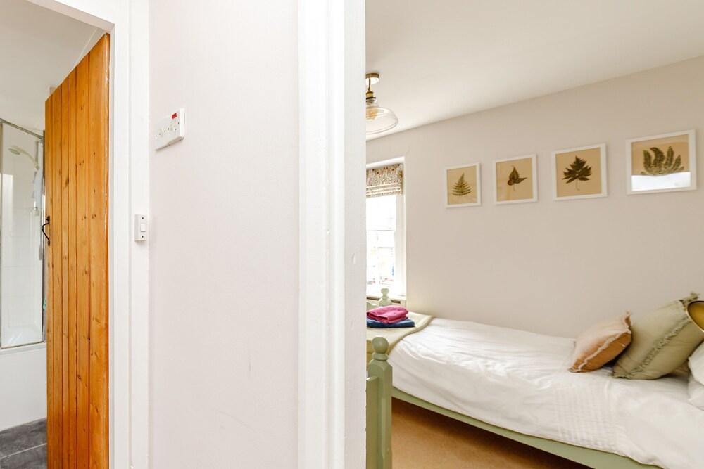 3 Canalside Cottages