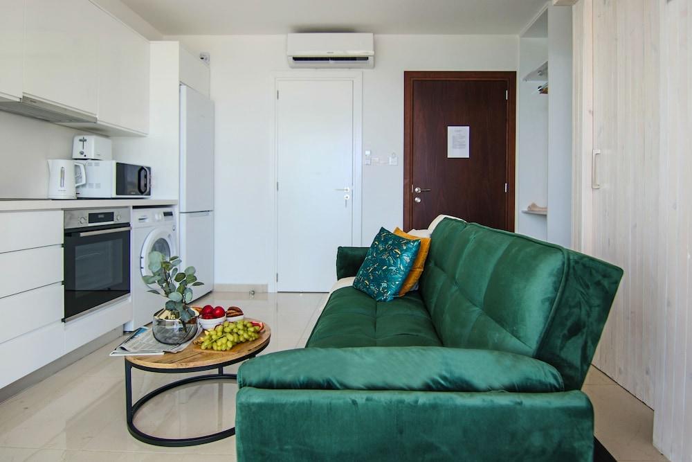 PhaedrusLiving Emerald Flat Lighthouse48