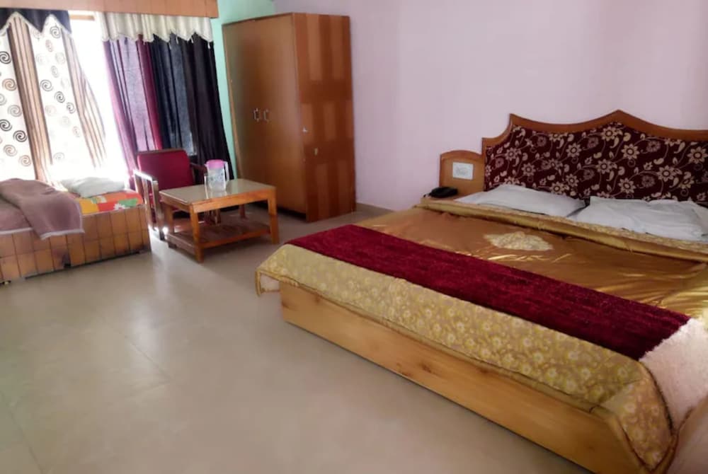 Goroomgo New Ambika Mall Road Manali