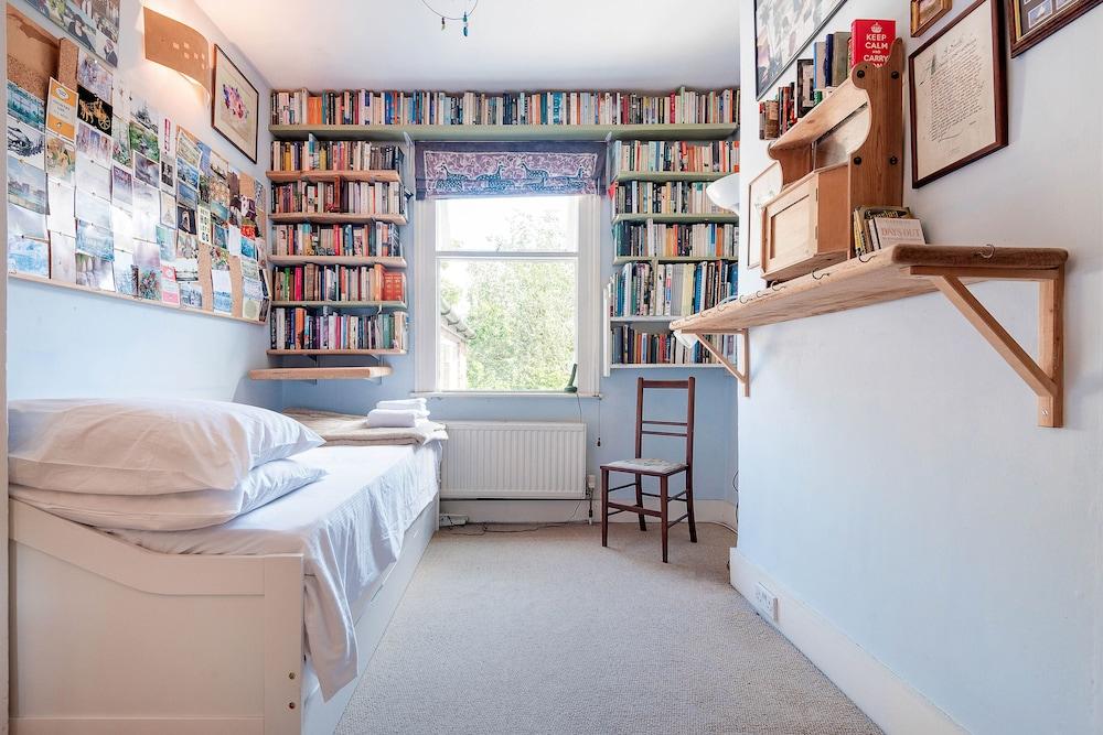 Enchanting Hammersmith Home Close to Shepherds Bush by Underthedoormat