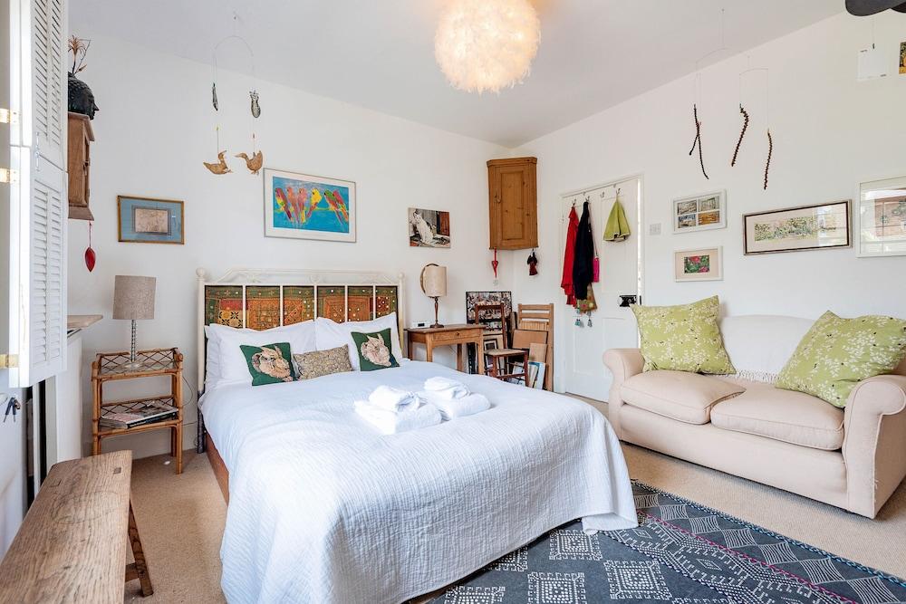 Enchanting Hammersmith Home Close to Shepherds Bush by Underthedoormat