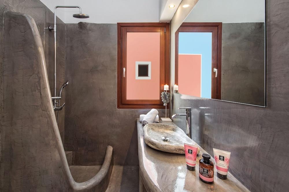 2 Bed House - Sleeps 5 - Pets - Parking - Wifi