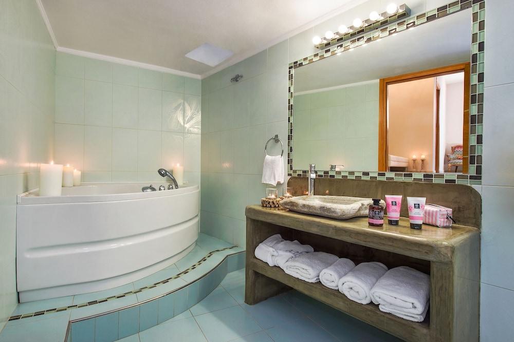 2 Bed House - Sleeps 5 - Pets - Parking - Wifi