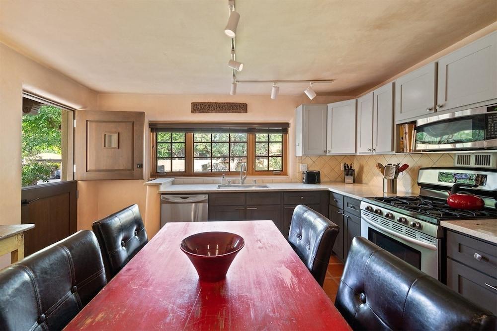 Casita de las Aves - Unbeatable Location, Spacious Yard