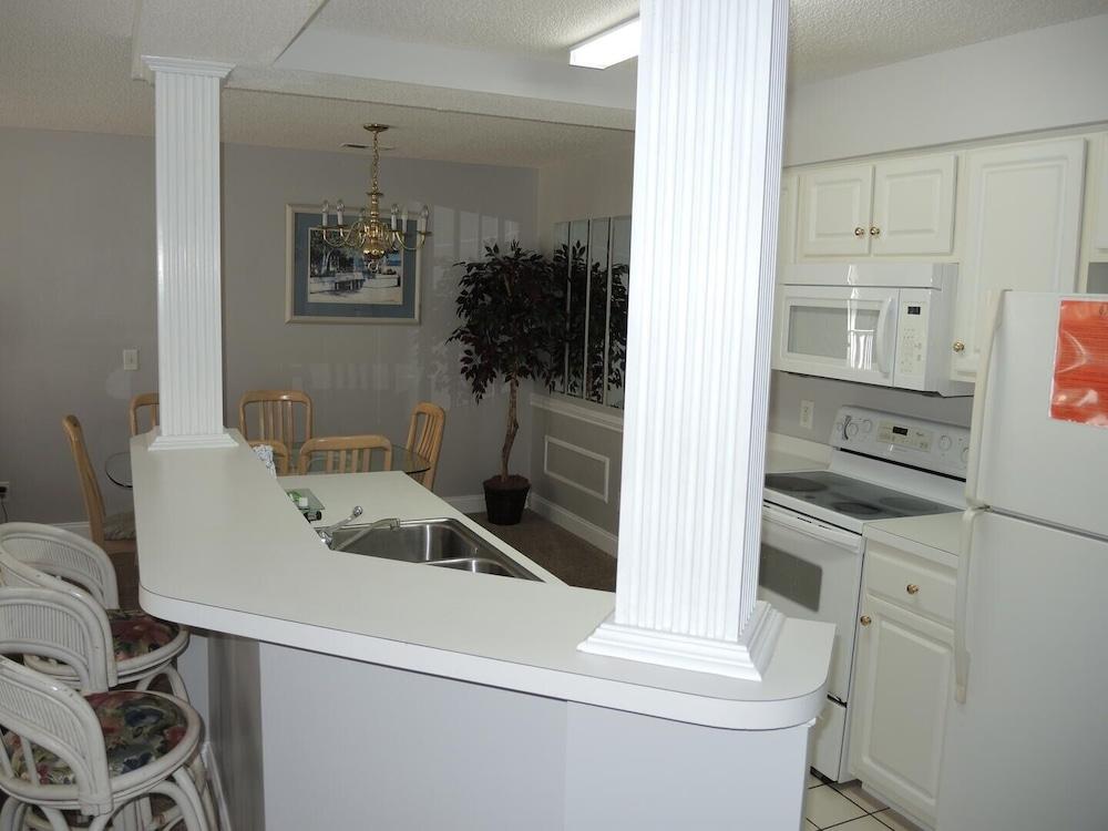 1005m 1 Bedroom Condo by RedAwning