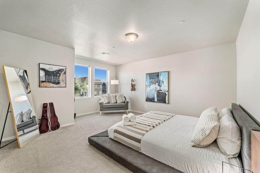 First Class Stylish Townhome near Old Town!