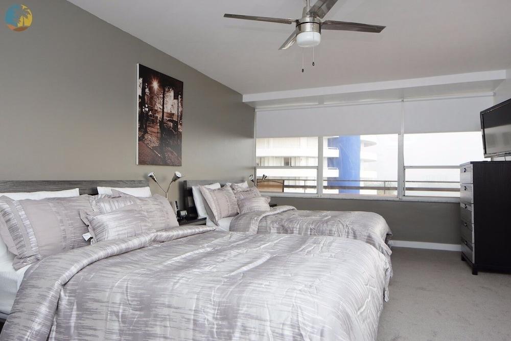 Alexander 1121 3 Bedroom Apts by RedAwning