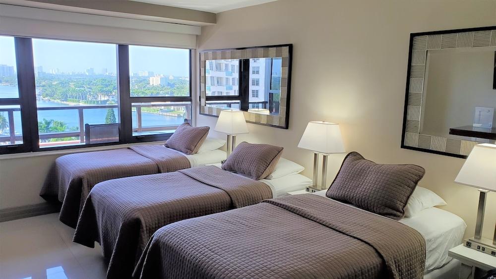 Alexander 1421 3 Bedroom Apts by RedAwning