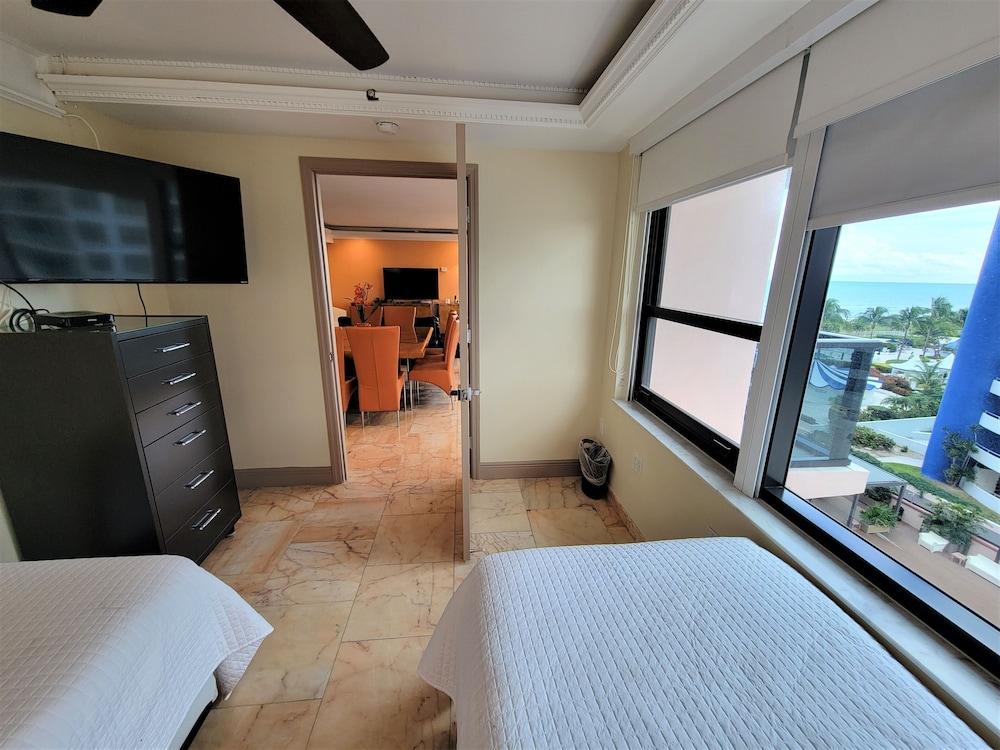 Alexander 807 5 Bedroom Apts by RedAwning