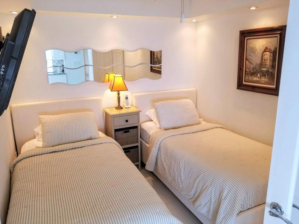 Alexander 1101 2 Bedroom Apts by RedAwning