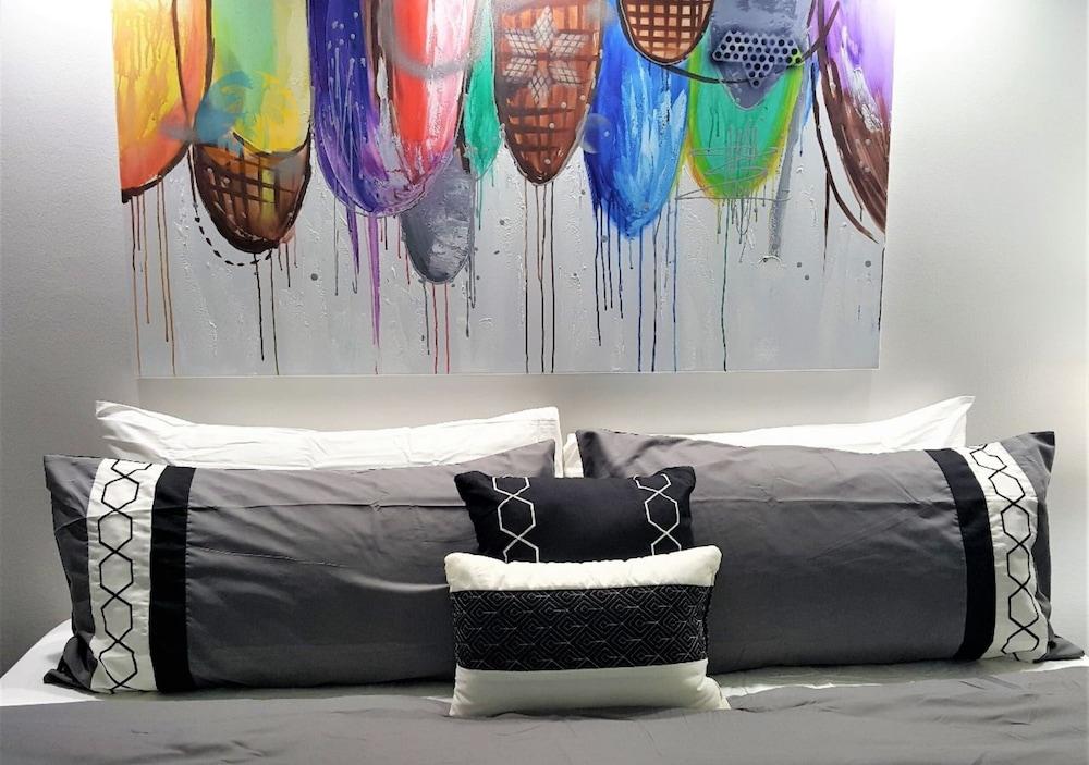 Alexander 518 4 Bedroom Apts by RedAwning