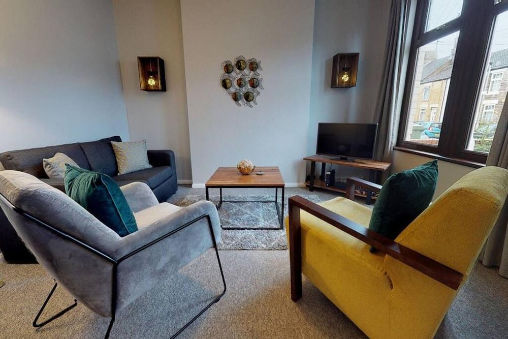 Stayzo 2BR House Accommodation in Peterborough