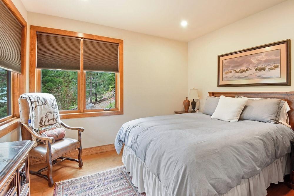 Luxury Mountain Retreat | Lake Views, Deck + BBQ | Pool Table & Chef’s Kitchen