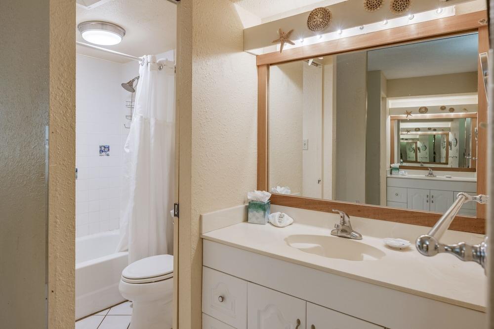 Paki Maui #318 1 Bedroom Condo by RedAwning