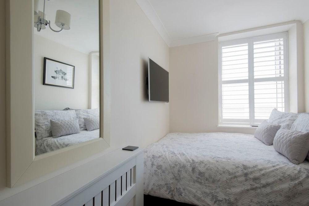 Direct Sea Views, Seafront Location & Free Parking