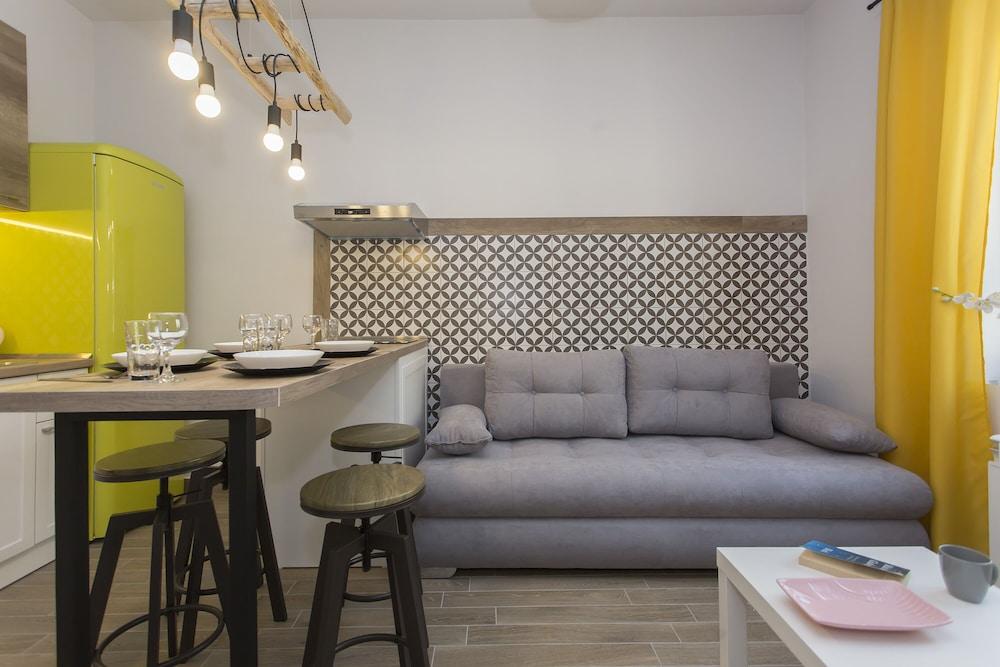 Sunny and Modern 1bdr Apartment in the Center