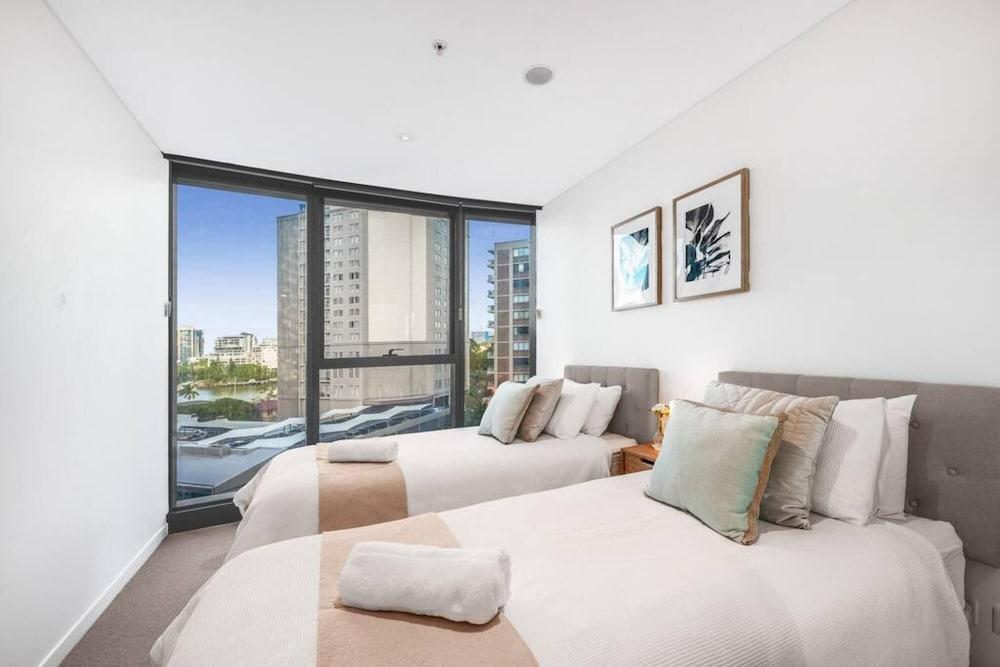 2BR Luxury Skytower -cbd -pool -gym -netflix