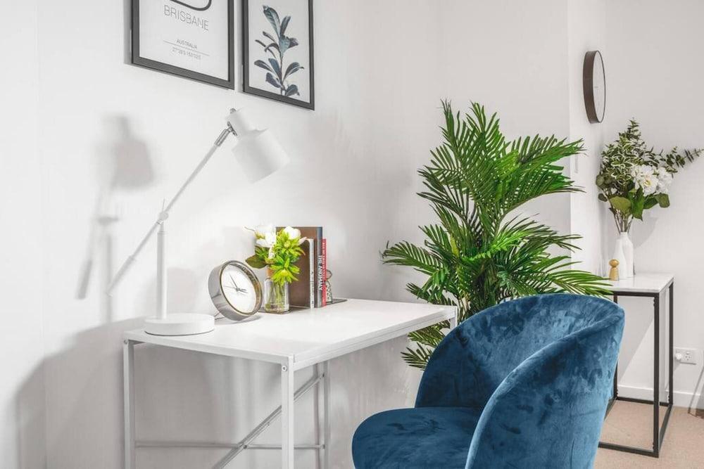 2BR Luxury Skytower -cbd -pool -gym -netflix