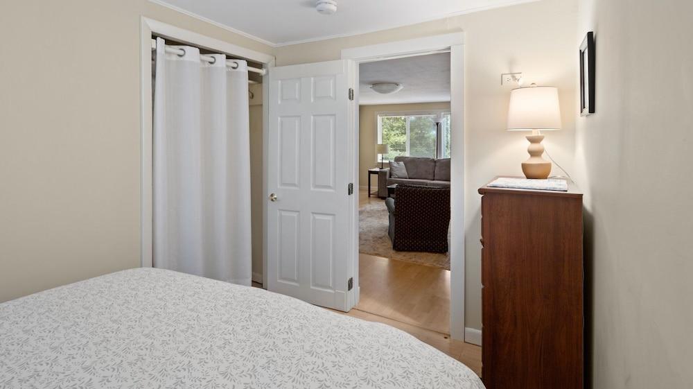 Cozy Colchester Cabin near Lake by RedAwning