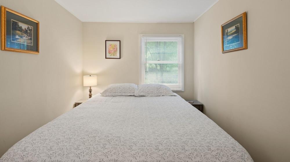 Cozy Colchester Cabin near Lake by RedAwning