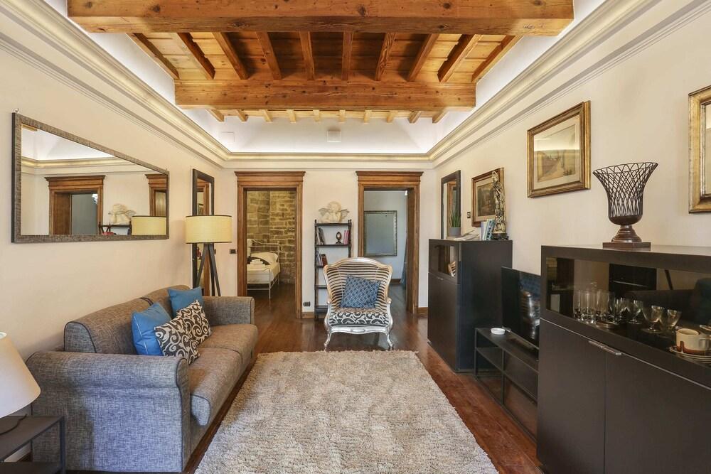 Pontevecchio Stylish Apartment in Florence