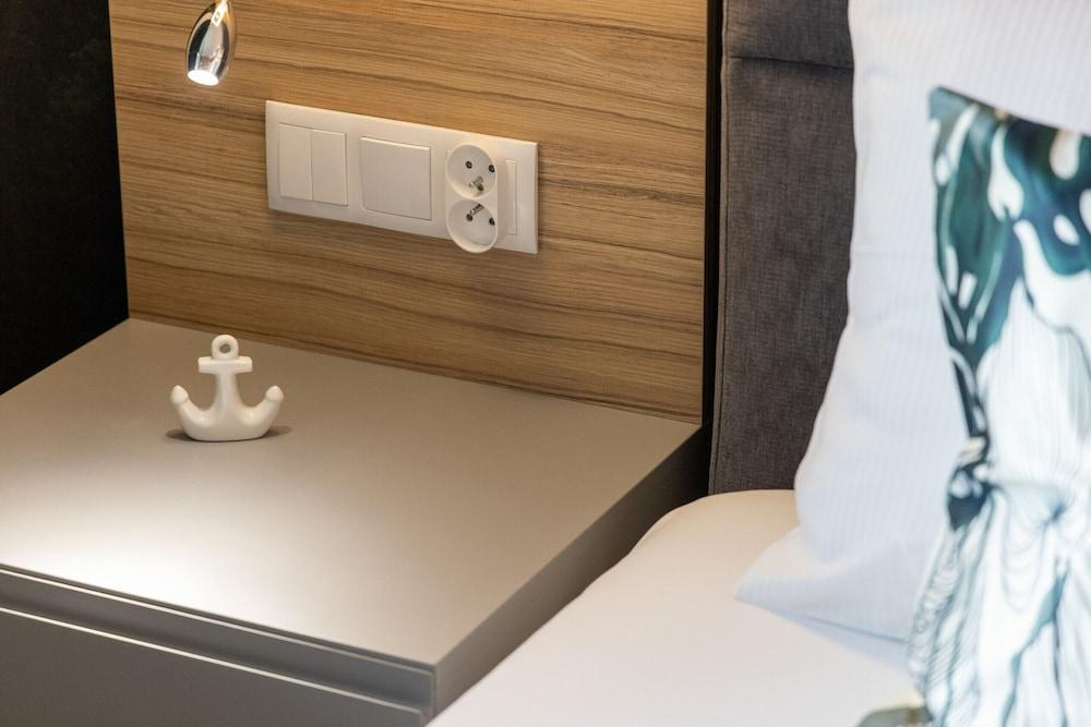 Pearl Marina Apartment by Renters