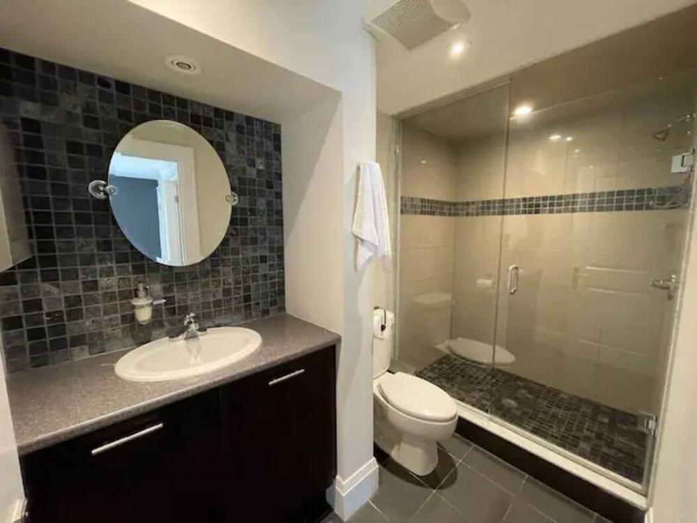 Cozy Downtown Condo Suite