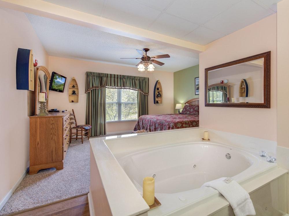 Bear Crossing by Jackson Mountain Rentals