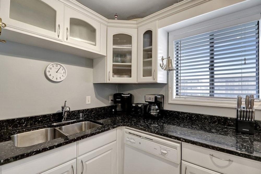 Escaptopia - Mid Island Villa with Multiple Pools by RedAwning