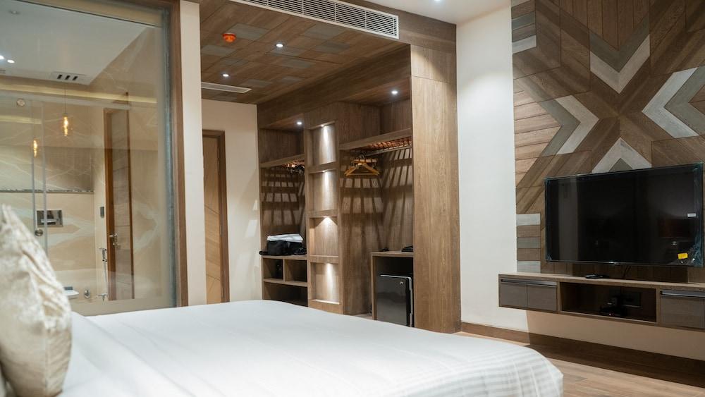 Hotel Clarks Inn Suites Kangra