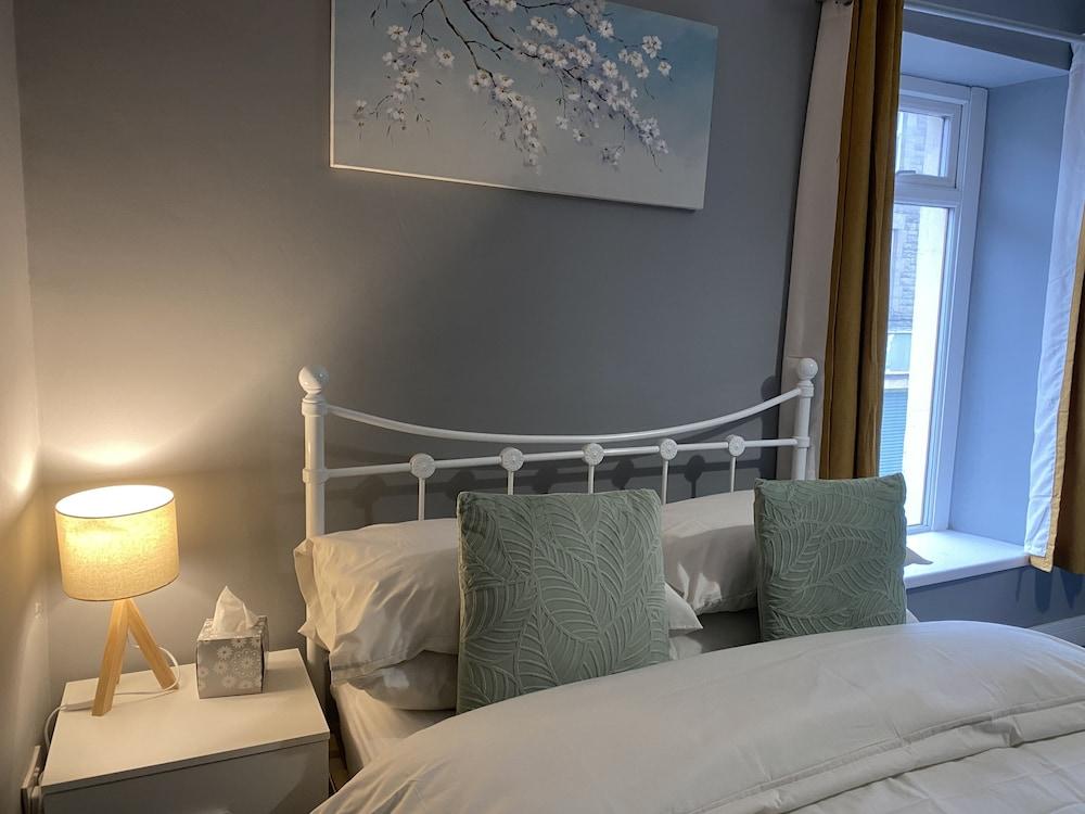 2 Bed Flat - Sleeps 6 - Pets - Parking - Wifi