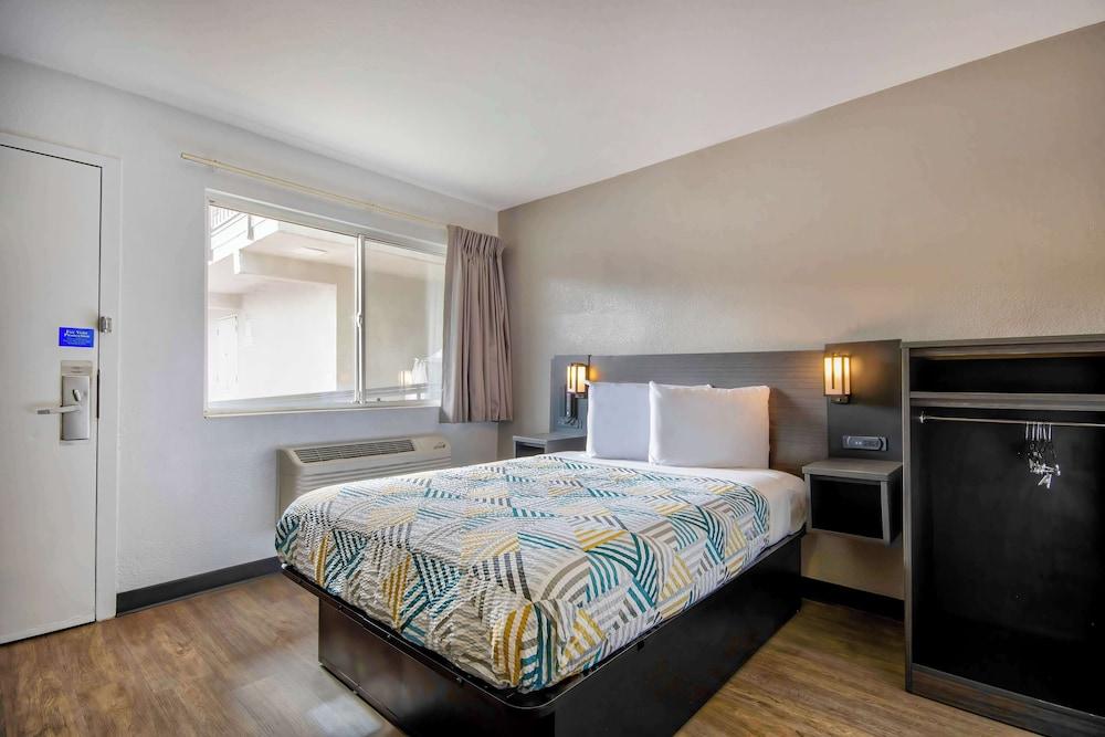 Studio 6 Albuquerque, NM – Midtown