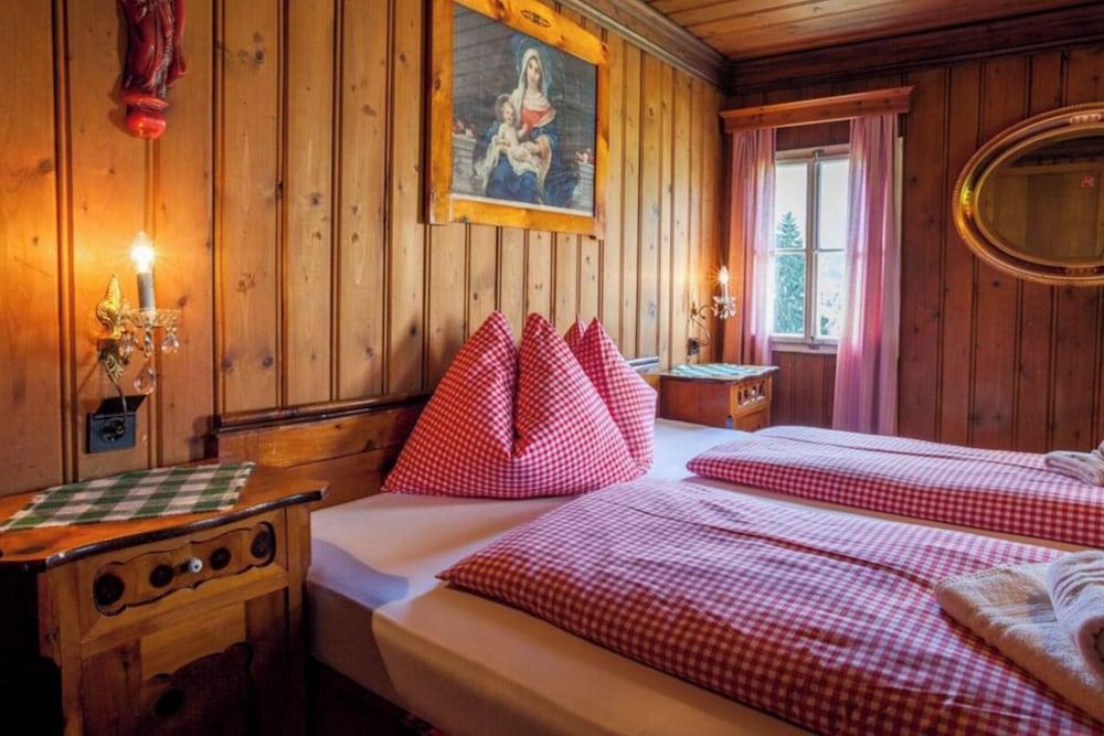 Mountain-view Cottage Sleeps 15 -balcony -pets Ok