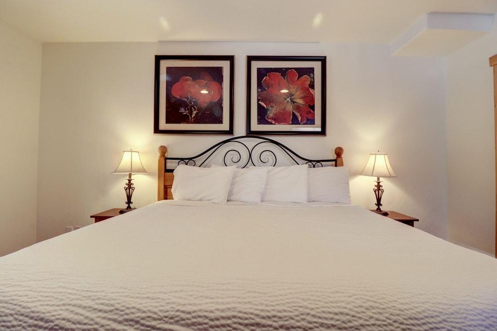 101 Streamside Lane 2 Bedroom Condo by RedAwning