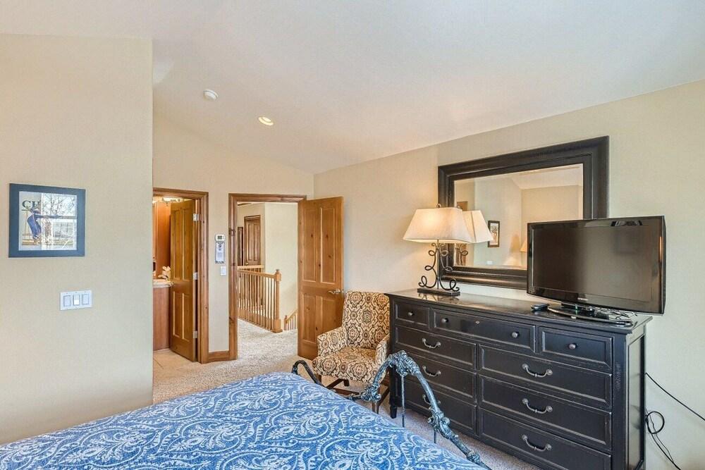 Beautiful Unit in Quiet Area w/ Shuttle to Slopes