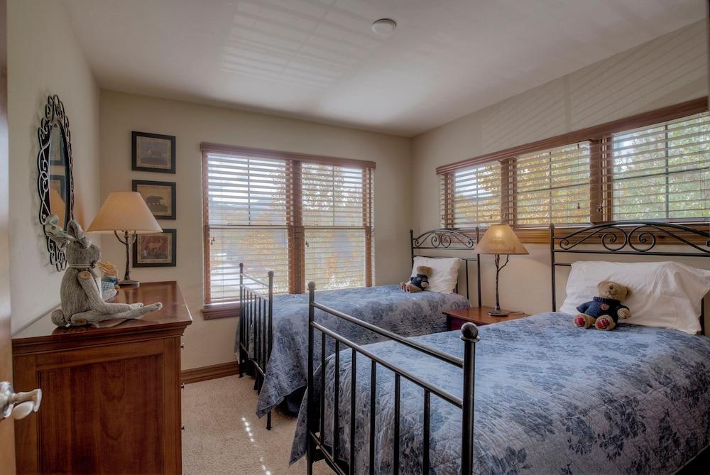 Beautiful Unit in Quiet Area w/ Shuttle to Slopes